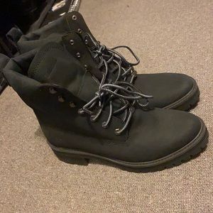Black women’s Timberland boots